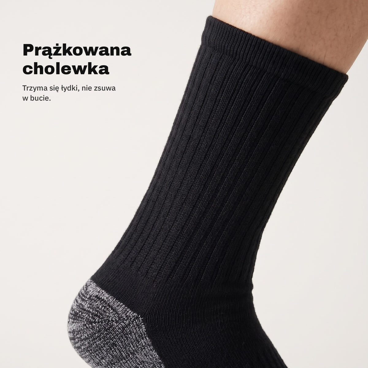 Prążkowana cholewka czarnych skarpet roboczych